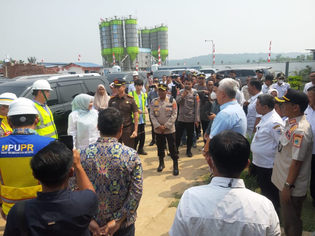 Polsek Bojong Amankan Kunjungan Lapangan Pembangunan Jalan Tol Serang - Panimbang oleh Bupati Pandeglang 2 WhatsApp Image 2024 08 07 at 13.10.25