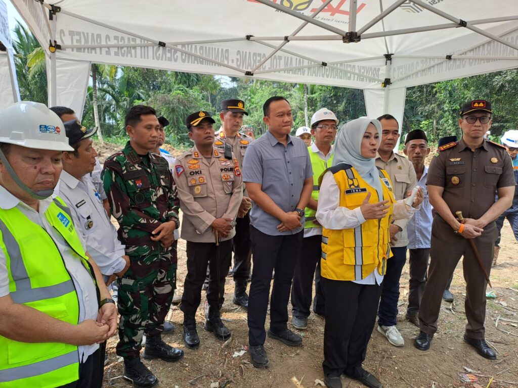Kapolres Pandeglang Dampingi Bupati dalam Kunjungan Monitoring Pembangunan Jalan Tol Serang - Panimbang 3 WhatsApp Image 2024 08 07 at 14.00.08