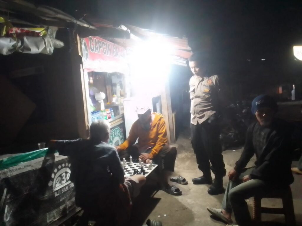 Polsek Menes Gelar Patroli Dialogis dan Himbauan Kamtibmas di Warung Kopi Cimanying 4 WhatsApp Image 2024 08 07 at 14.14.23