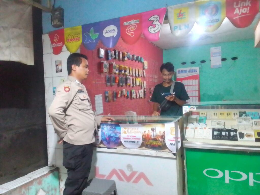 Polsek Menes Gelar Patroli Dialogis dan Himbauan Kamtibmas kepada Pemilik Konter HP 5 WhatsApp Image 2024 08 07 at 14.16.43