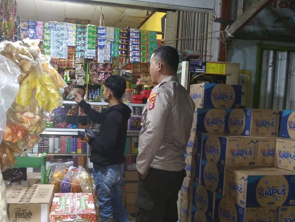 Patroli Dialogis, Sejumlah Minimarket dan Pertokoan Disambangi Polsek Menes 6 WhatsApp Image 2024 08 07 at 14.19.59