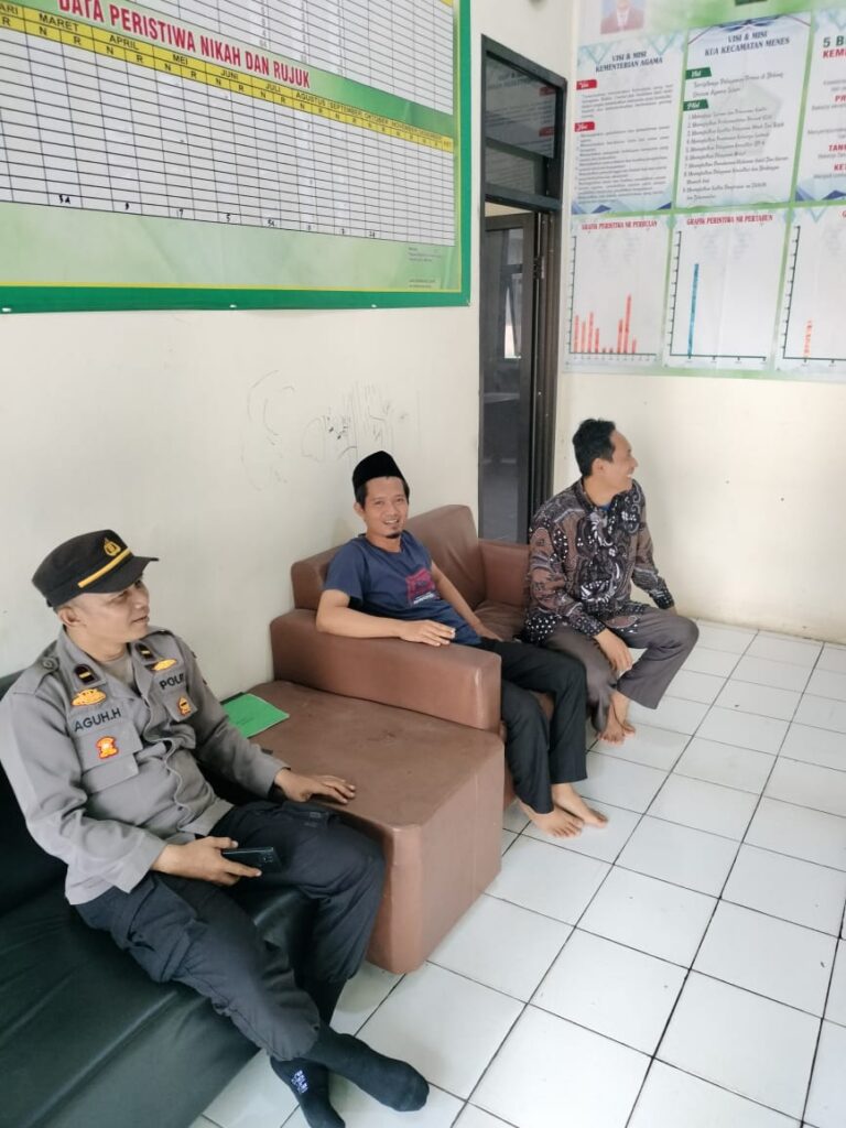 Polsek Menes Sambangi Tokoh Masyarakat di Kantor KUA Kecamatan Menes 8 WhatsApp Image 2024 08 07 at 14.27.52