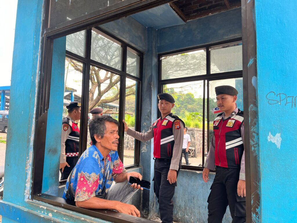 Sat Samapta Polres Pandeglang Gelar Patroli Dialogis di Terminal Kadubanen 10 WhatsApp Image 2024 08 07 at 16.06.36 1