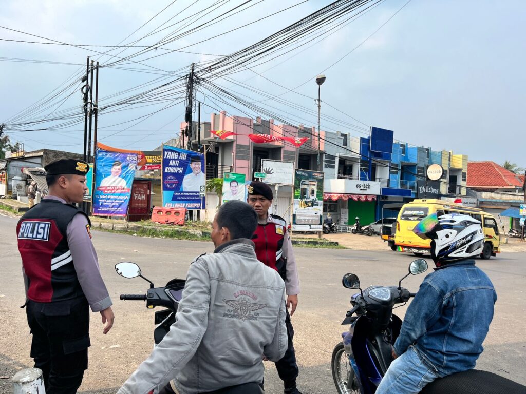 Sat Samapta Polres Pandeglang Edukasi Tukang Ojek tentang Keselamatan Berlalu Lintas 3 WhatsApp Image 2024 08 07 at 16.06.36