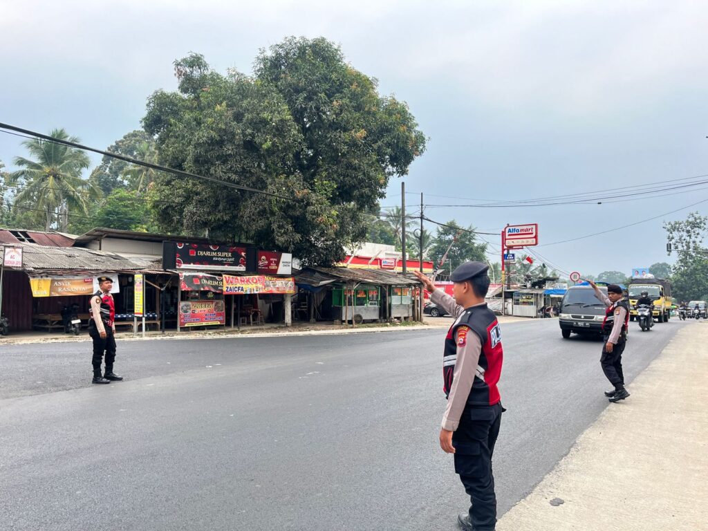 Sat Samapta Polres Pandeglang Berikan Pelayanan Prima dengan Pengaturan Arus Lalu Lintas di Pertigaan Cipacung 8 WhatsApp Image 2024 08 07 at 16.06.37 1