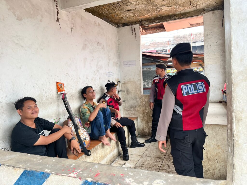 Sat Samapta Polres Pandeglang Sambangi Pedagang Asongan di Pemberhentian Bus 9 WhatsApp Image 2024 08 07 at 16.06.37