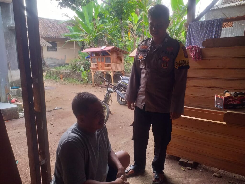 Pak Bhabin Polsek Menes Sambangi Tokoh Masyarakat di Kampung Cigandeng 2 WhatsApp Image 2024 08 07 at 16.41.04
