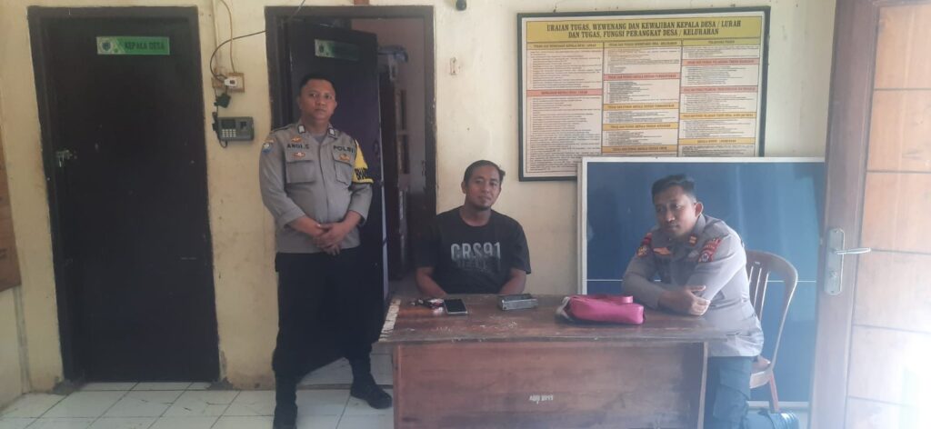 Bhabinkamtibmas Polsek Picung Memperkuat Silaturahmi dan Kamtibmas Melalui Giat Sambang Desa Binaan 5 WhatsApp Image 2024 08 07 at 19.39.11