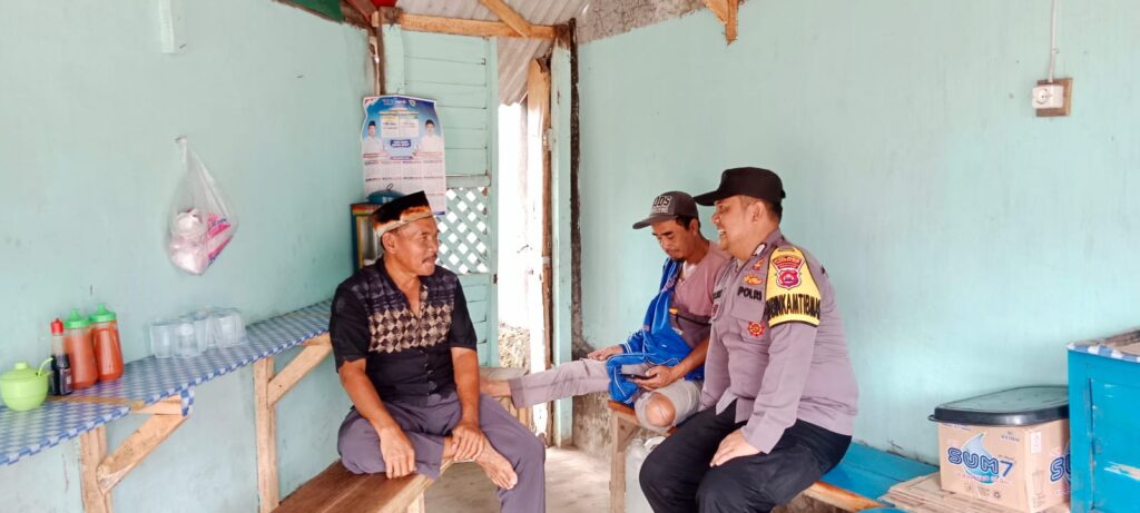 Bhabinkamtibmas Polsek Picung Tidak Henti-Henti Sambang Desa Binaan Untuk Menjaga Kamtibmas 9 WhatsApp Image 2024 08 07 at 19.40.35