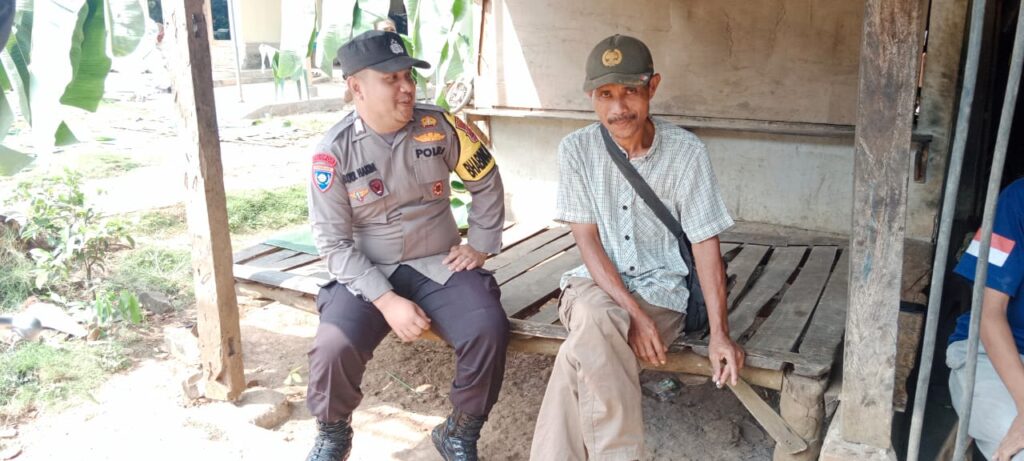 Bhabinkamtibmas Polsek Picung Desa Kadubera Melakukan Sambang Warga 10 WhatsApp Image 2024 08 07 at 19.41.05