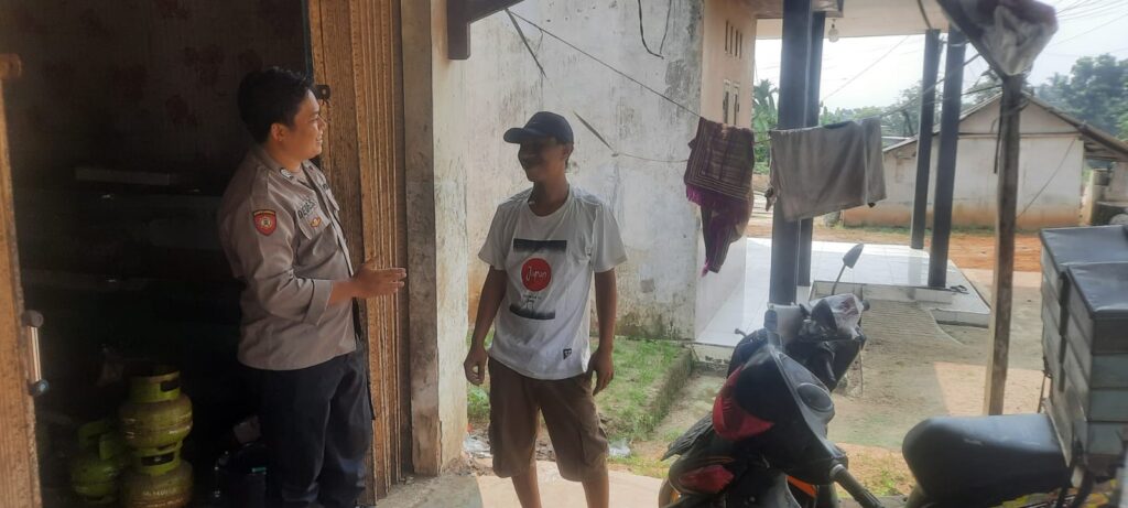 Bhabinkamtibmas Polsek Picung Sambangi Warga Desa Ciherang, Tingkatkan Kamtibmas dan Jalin Silaturahmi 2 WhatsApp Image 2024 08 07 at 19.41.40