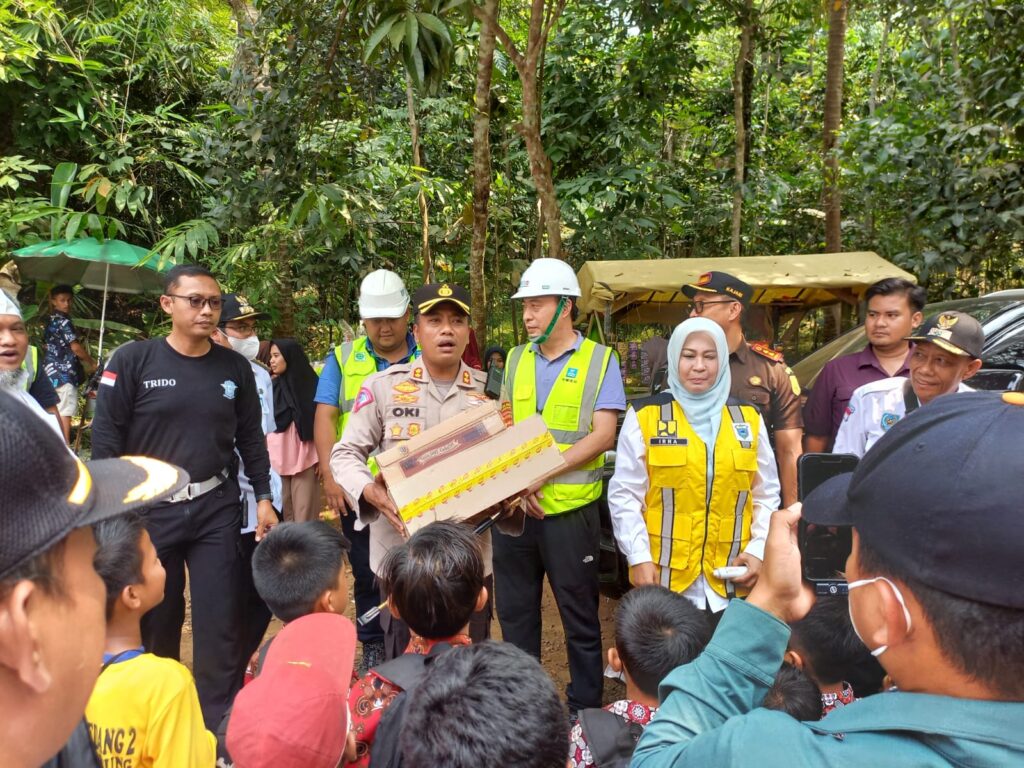 Bupati Pandeglang Kunjungi Relokasi SDN 2 Pasir Sedang Picung 3 WhatsApp Image 2024 08 07 at 19.42.15