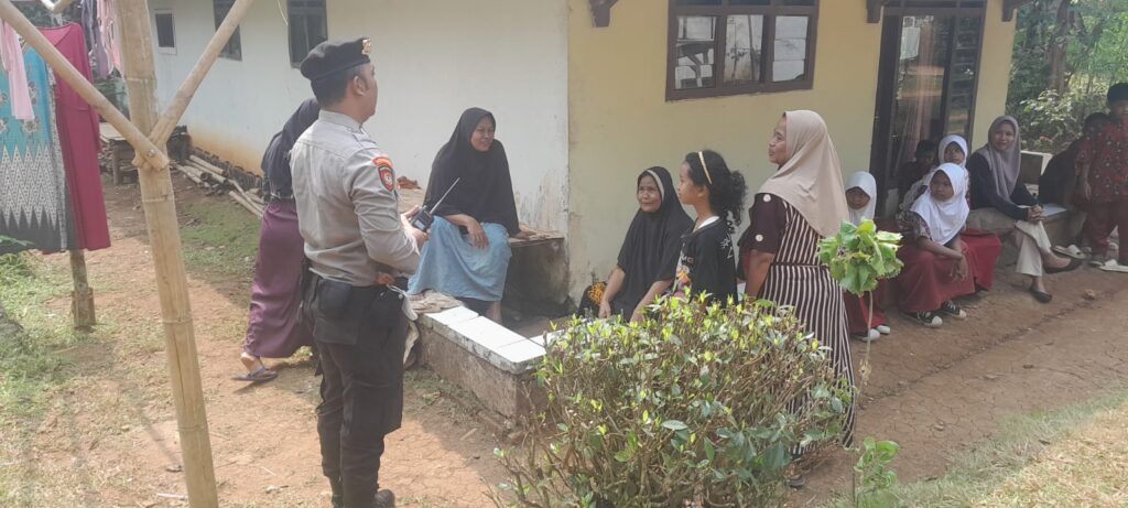 Kanit Samapta Polsek Picung Patroli Dialogis Sambangi Warga Masyarakat Demi Menjaga Kamtibmas 4 WhatsApp Image 2024 08 07 at 19.42.41