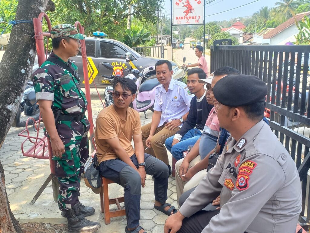 Sinergitas Polsek Picung Jaga Kamtibmas, Patroli Dialogis Sentuh Langsung Warga 2 WhatsApp Image 2024 08 08 at 22.09.32