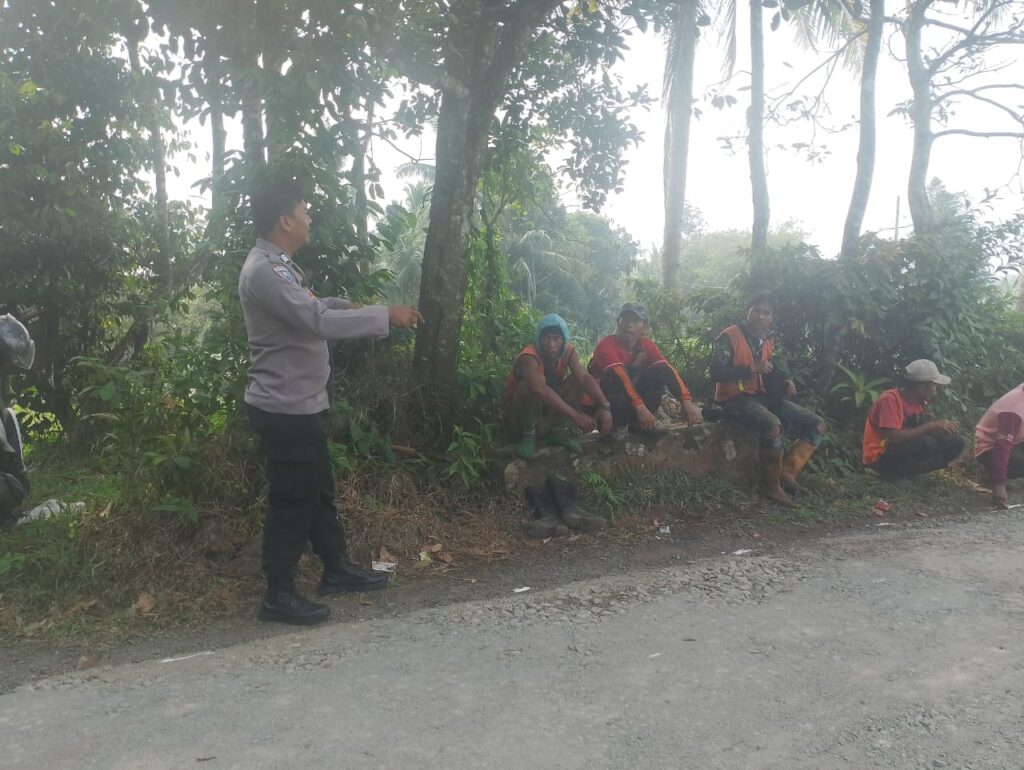 Bhabinkamtibmas Polsek Cimanuk Sambangi Warga Desa Binaannya 3 WhatsApp Image 2024 08 08 at 23.22.41