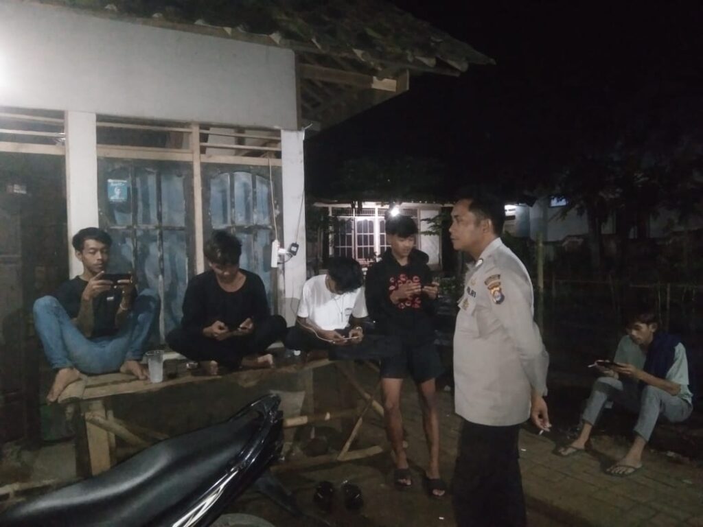 Polsek Cikedal Sambangi Remaja Nongkrong, Antisipasi Kenakalan Remaja 4 WhatsApp Image 2024 08 09 at 00.14.11
