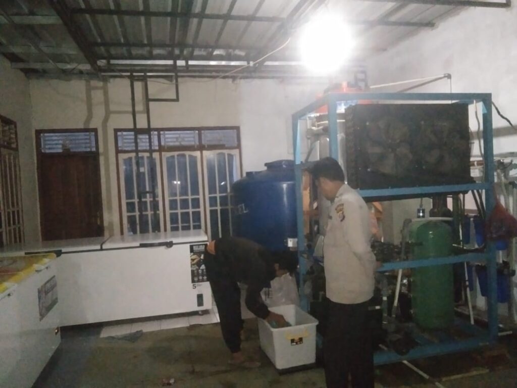 Ciptakan Kamtibmas Yang Aman Kondusif Polsek Cikedal Patroli Malam 5 WhatsApp Image 2024 08 09 at 00.14.22