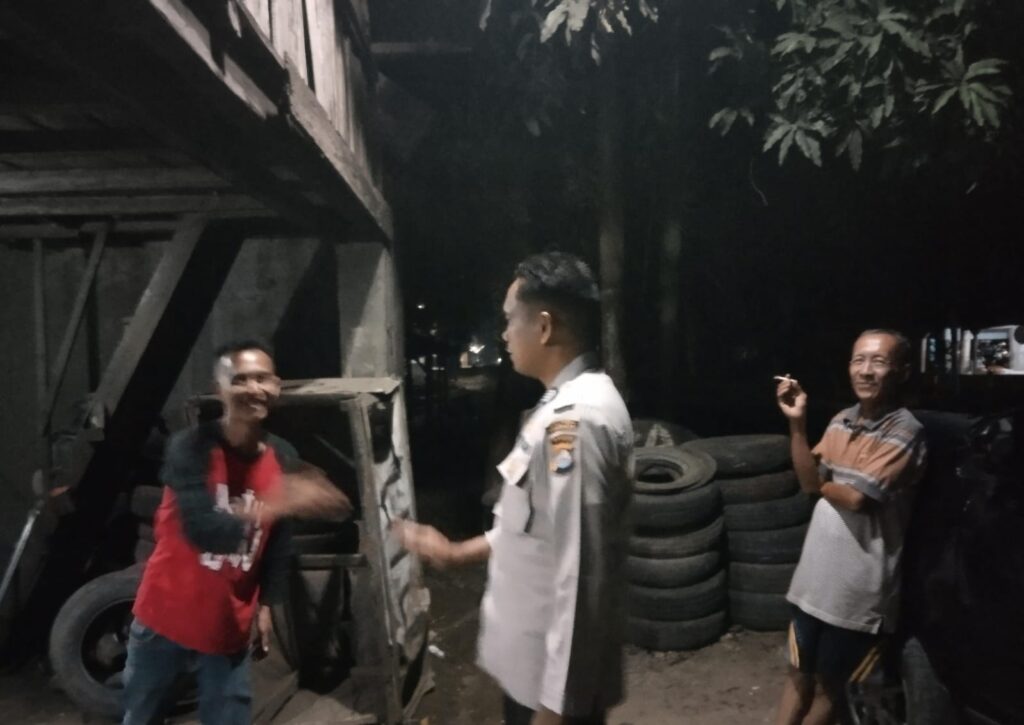 Ciptakan Situasi Kamtibmas Aman Kondusif Poslek Cikedal Patroli Dialogis 6 WhatsApp Image 2024 08 09 at 00.14.35