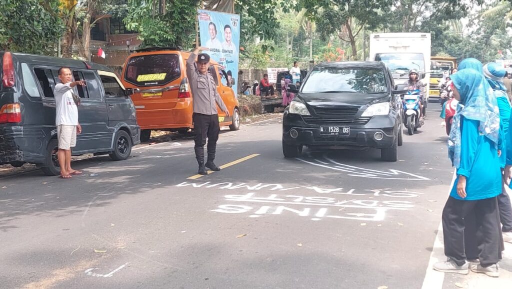 Kanit Sabhara Polsek Carita Bripka Yohan Laksanakan Pengaturan Lalu Lintas di Pusat Keramaian Pantai Carita 7 WhatsApp Image 2024 08 09 at 05.40.48