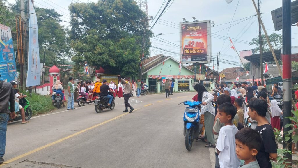 Polsek Carita Lakukan Pengamanan Gerak Jalan HUT RI ke-79 8 WhatsApp Image 2024 08 09 at 05.45.18