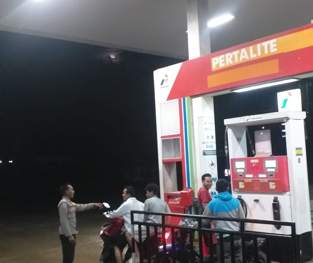 Polsek Carita Laksanakan Patroli Malam di SPBU untuk Antisipasi Gangguan Kamtibmas 9 WhatsApp Image 2024 08 09 at 05.48.39