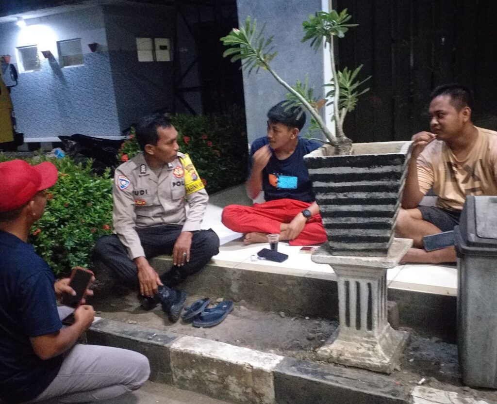 Polsek Carita Berdialog dengan Masyarakat pada Malam Hari di Desa Sukanegara 10 WhatsApp Image 2024 08 09 at 05.50.53