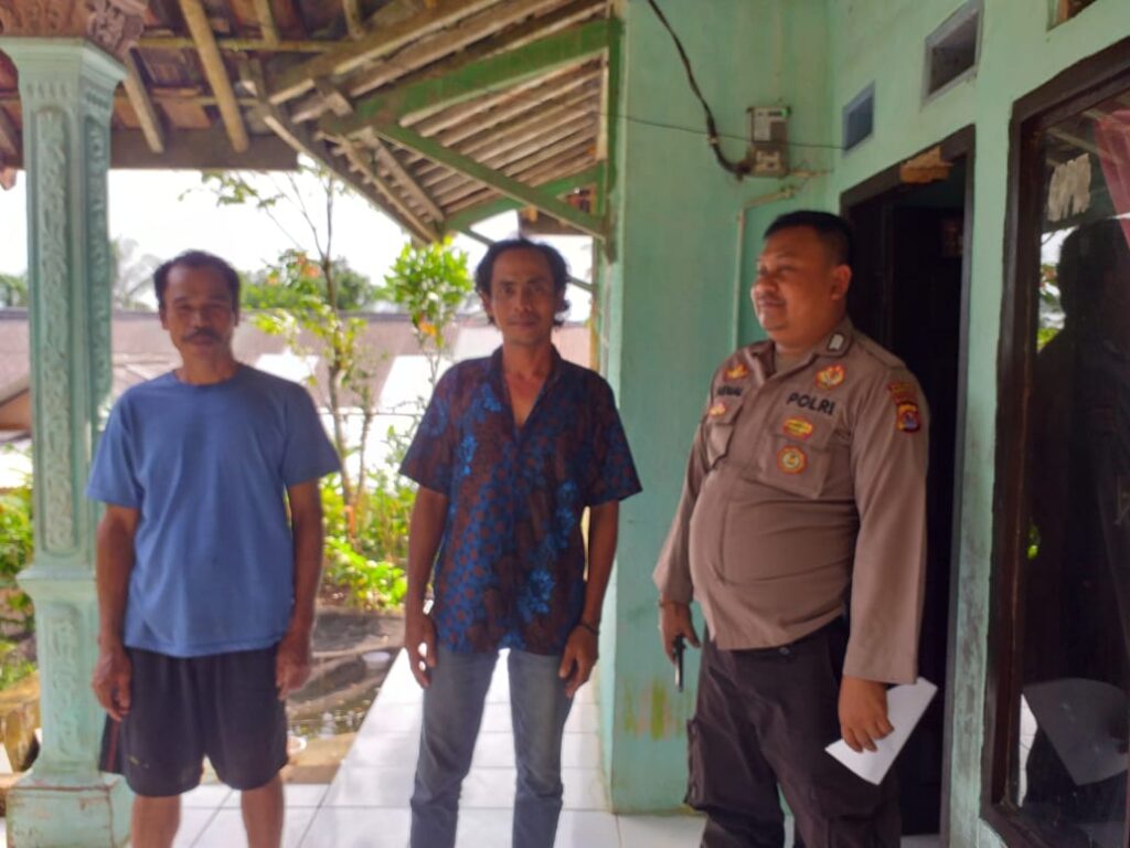 Polsek Saketi Gelar Patroli Dialogis Jaga Kamtibmas Di Desa Cisereh 7 WhatsApp Image 2024 08 09 at 23.19.50