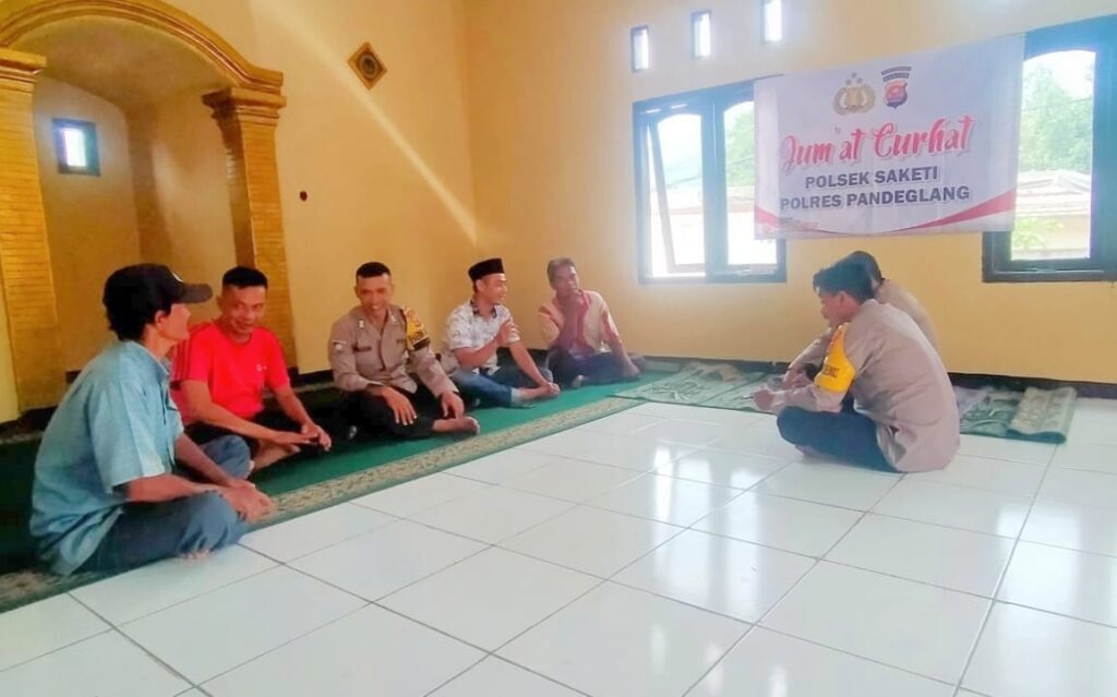 Polsek Saketi Jalin Silaturahmi Bersama Masyarakat Desa Binaan dengan Menggelar Jumat Curhat 9 WhatsApp Image 2024 08 09 at 23.20.17