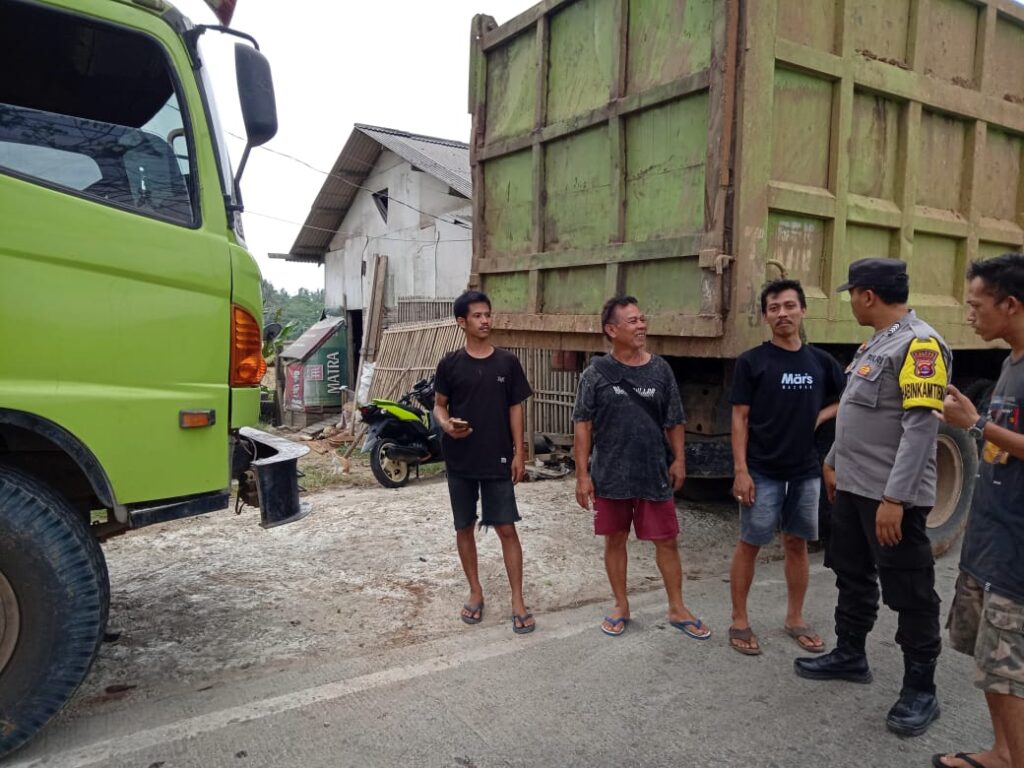 Personil Polsek Panimbang Himbau Para Supir untuk Tidak Parkir Sembarangan di jalan Raya 10 WhatsApp Image 2024 08 09 at 23.20.26