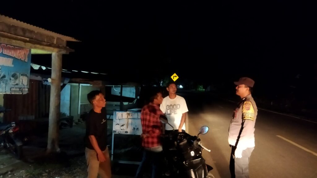 Antisipasi Balapan Liar, Bhabinkamtibmas Polsek Cimanggu Brigadir Maman Sambangi Remaja 1 WhatsApp Image 2024 08 09 at 23.22.36