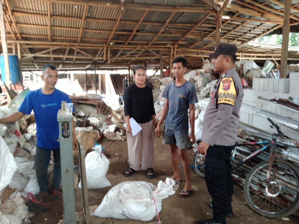 Bhabinkamtibmas Polsek Cimanggu Brigadir Maman Sambangi Pemilik Usaha Rongsokan 3 WhatsApp Image 2024 08 09 at 23.25.16
