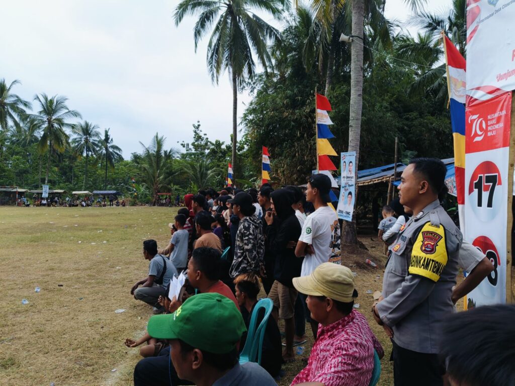 Polsek Panimbang Lakukan Pengamanan Sepak Bola dalam Rangka HUT RI ke-79 di Desa Citeureup 5 WhatsApp Image 2024 08 09 at 23.33.31