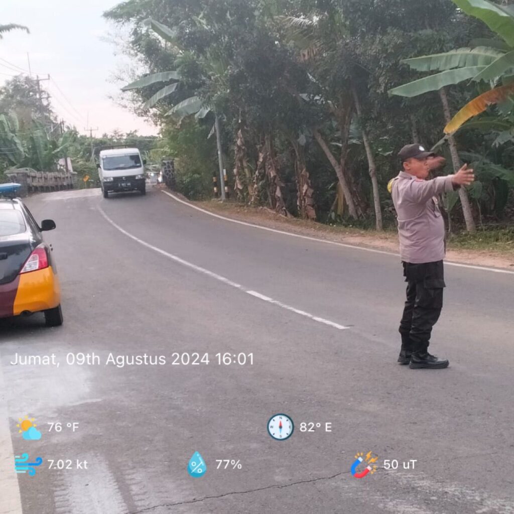 Polsek Panimbang Rutin Laksanakan Pengaturan Lalu Lintas Pagi dan Sore di Wilayah Panimbang 6 WhatsApp Image 2024 08 09 at 23.39.16