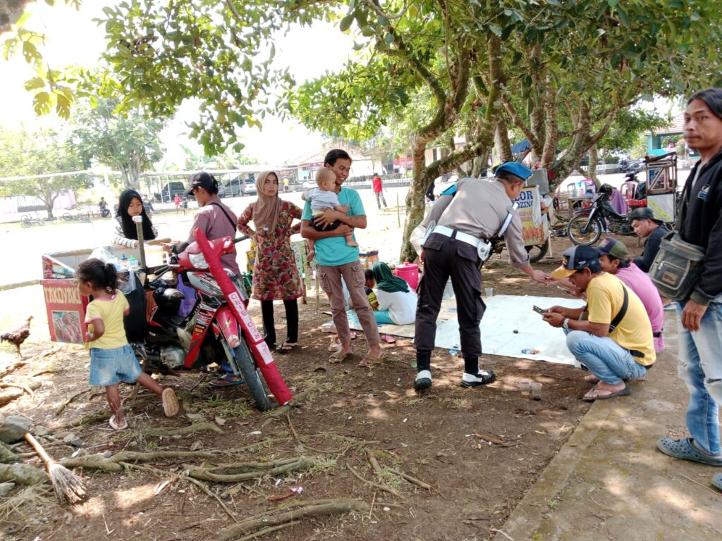 Bhabinkamtibmas Polsek Cikedal Menggelar DDS (Door To Door System) Kepada Warga Binaan 8 WhatsApp Image 2024 08 10 at 02.19.17