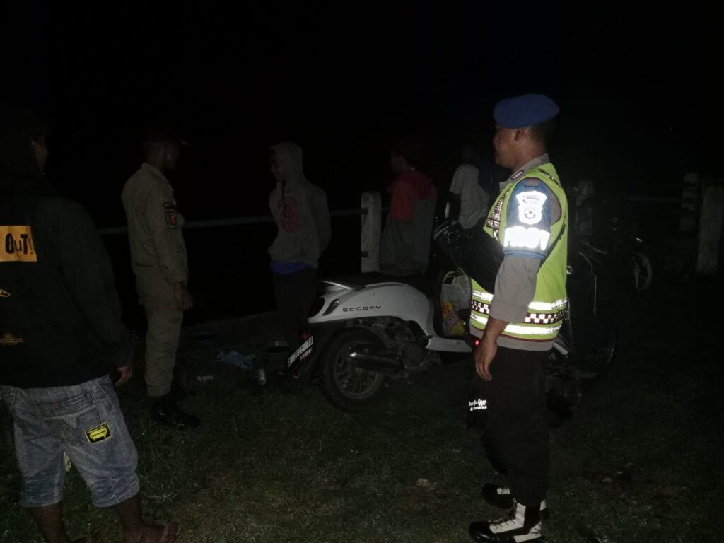 Ciptakan Kamtibmas Yang Aman Kondusif Polsek Cikedal Patroli Malam 10 WhatsApp Image 2024 08 10 at 02.20.39