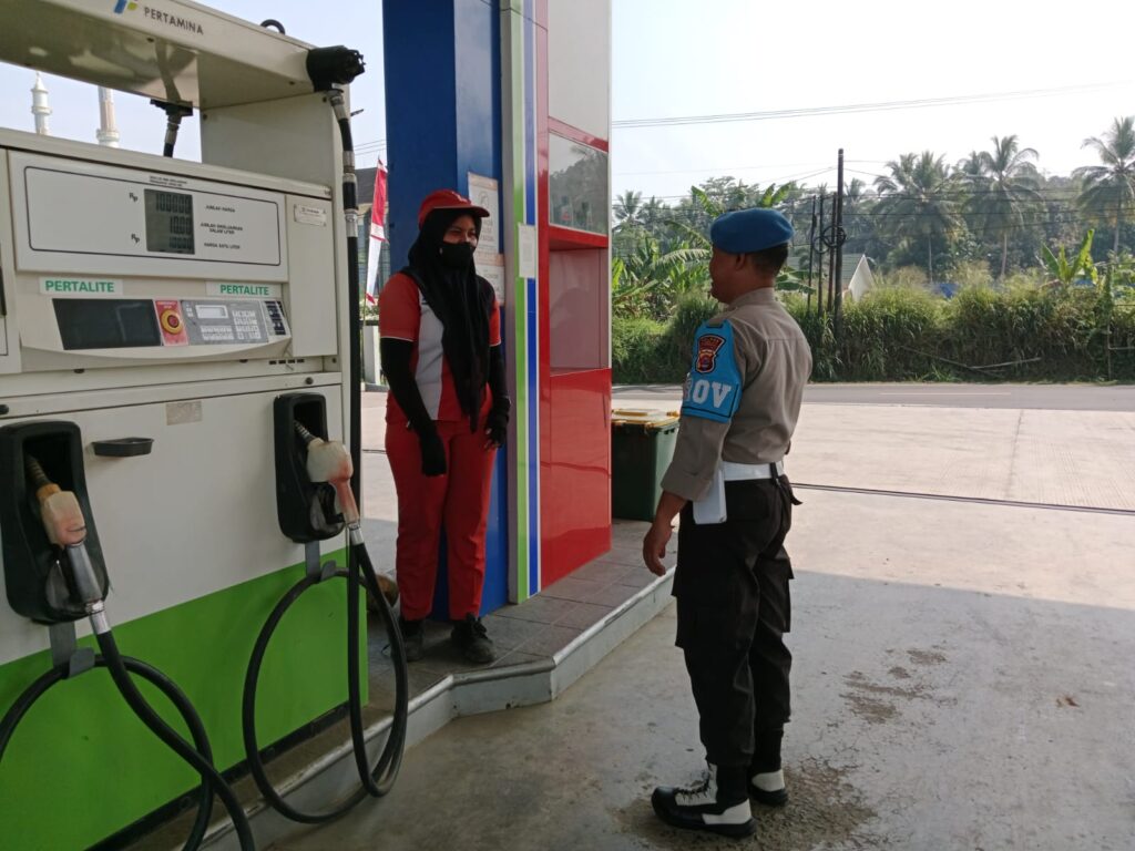 Ciptakan Situasi Kamtibmas Aman Kondusif Poslek Cikedal Patroli Dialogis 1 WhatsApp Image 2024 08 10 at 02.20.55