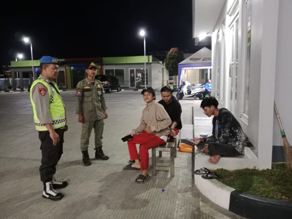 Polsek Cikedal Sambangi Remaja Nongkrong, Antisipasi Kenakalan Remaja 2 WhatsApp Image 2024 08 10 at 02.21.10