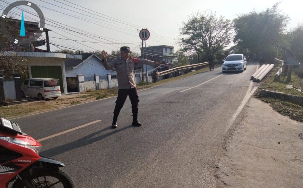 Polsek Cikeusik Gelar Pengaturan Arus Lalu Lintas Sore Hari 3 WhatsApp Image 2024 08 10 at 04.17.50