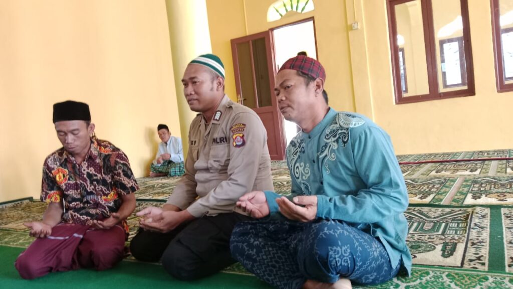 Kanit Binmas Polsek Carita Hadiri Pengajian di Masjid Al-Barokah 4 WhatsApp Image 2024 08 10 at 06.04.35