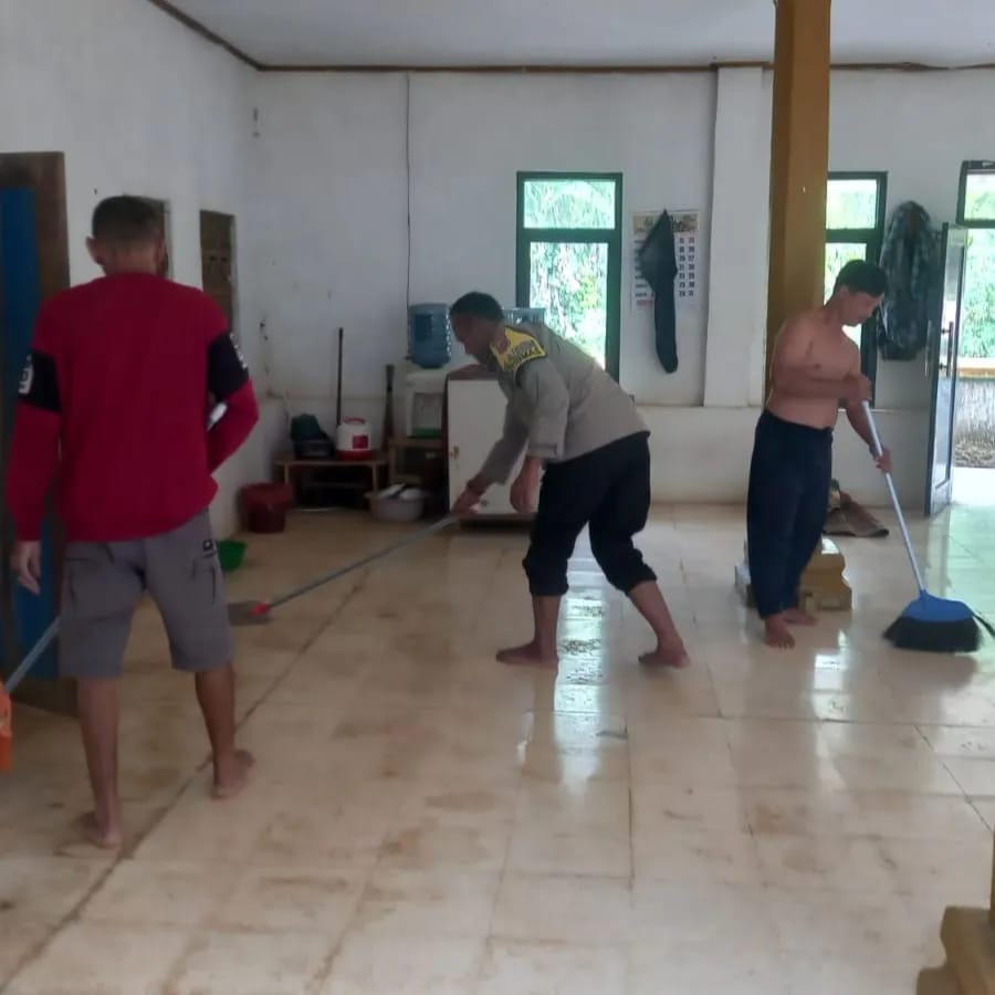Personil Polsek Carita Bripka Sri Eka Laksanakan Bakti Sosial di Masjid Al-Kautsar 5 WhatsApp Image 2024 08 10 at 06.07.38