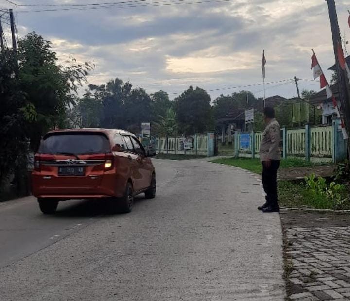 Berikan Pelayanan Kepada Masyarakat, Anggota Piket Polsek Angsana Polres Pandeglang Laksanakan Strongpoint Sore 6 WhatsApp Image 2024 08 10 at 06.07.43