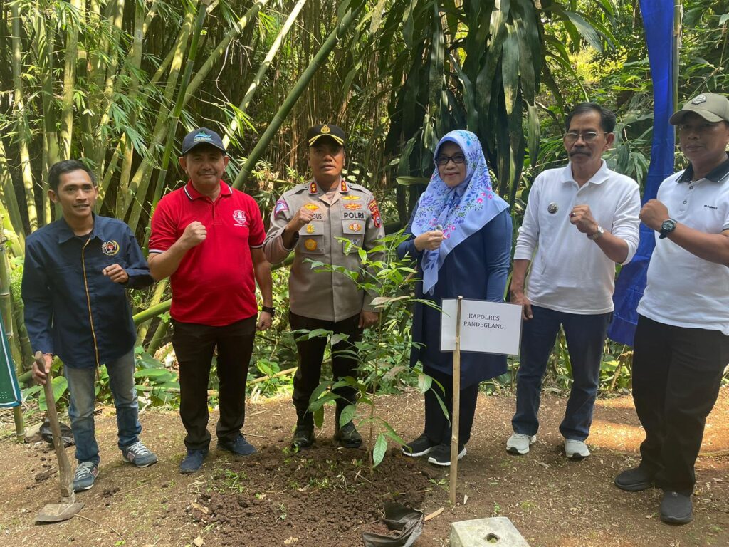 Kapolres Pandeglang Hadiri Kegiatan Penanaman Pohon dan Bersih-Bersih Menyambut HUT RI ke-79 5 WhatsApp Image 2024 08 10 at 11.15.03