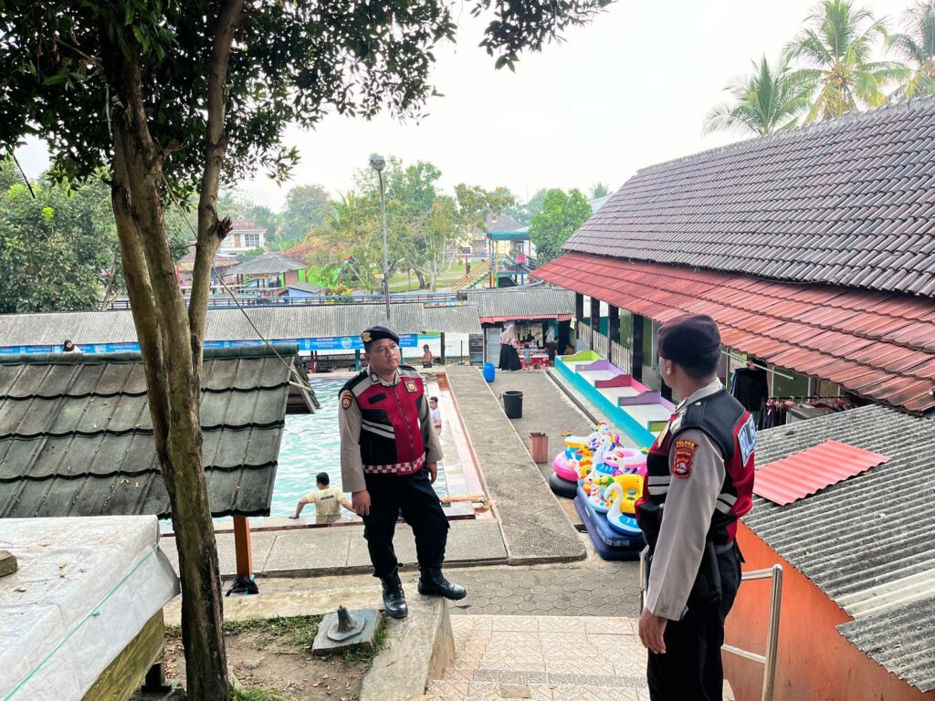 Sat Samapta Polres Pandeglang Gelar Patroli Dialogis di Pemandian Air Panas Cisolong 9 WhatsApp Image 2024 08 10 at 17.19.55 1