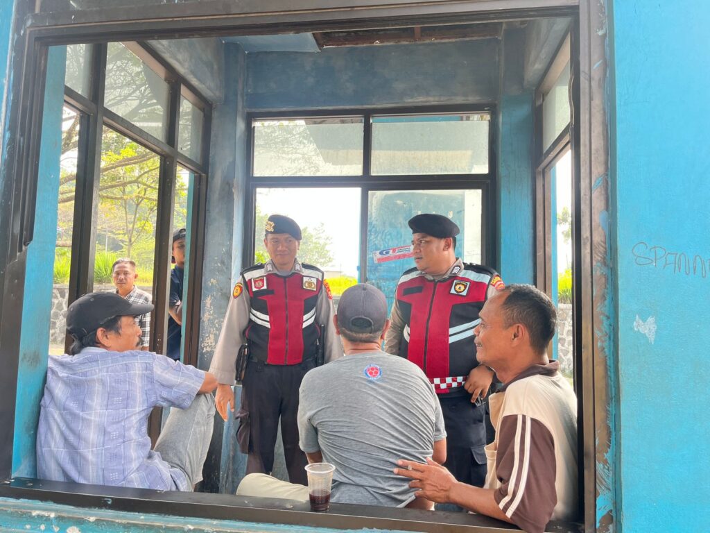 Sat Samapta Polres Pandeglang Gelar Patroli Dialogis di Terminal Kadubanen 10 WhatsApp Image 2024 08 10 at 17.19.55