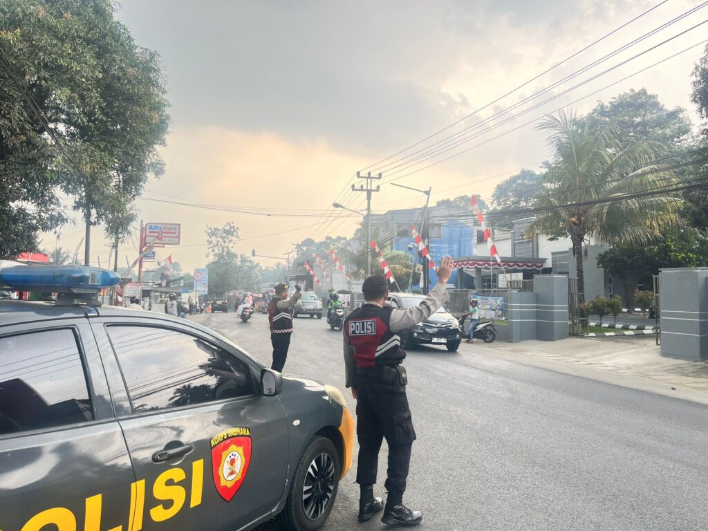 Sat Samapta Polres Pandeglang Gelar Pengaturan Lalu Lintas di Pertigaan Cipacung 8 WhatsApp Image 2024 08 10 at 17.19.55 2