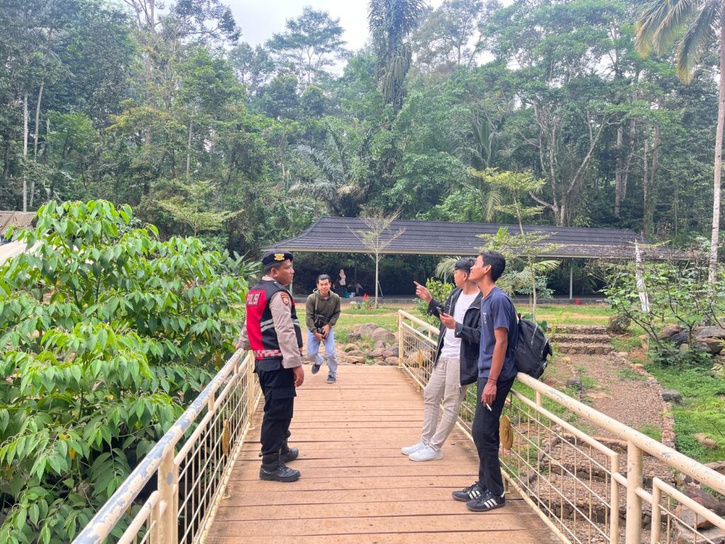 Sat Samapta Polres Pandeglang Gelar Patroli Dialogis di Wisata Curug Goong 7 WhatsApp Image 2024 08 10 at 17.19.56