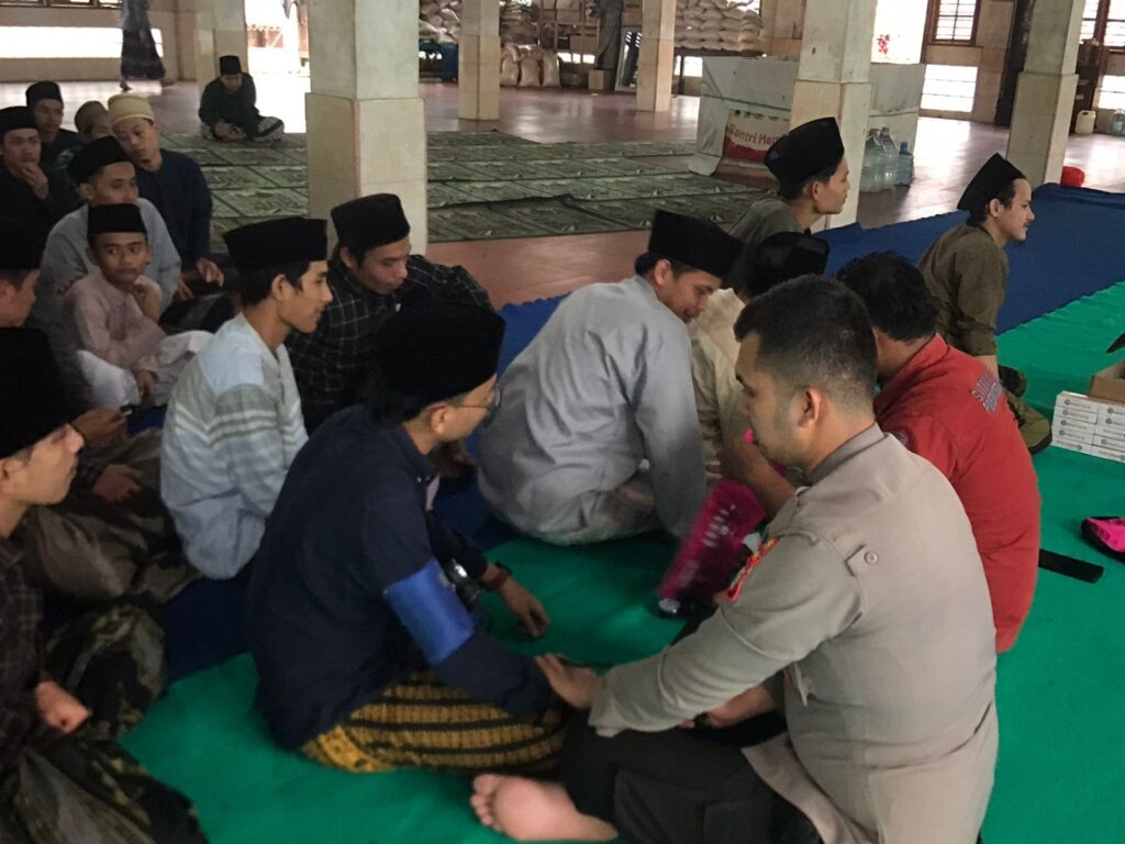 Sidokkes Polres Pandeglang Gelar Kegiatan Santri Sehat di Pondok Pesantren Kp. Cidahu 1 WhatsApp Image 2024 08 10 at 18.19.35