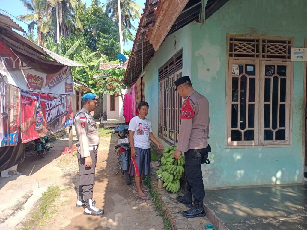 Polsek Cikeusik Lakukan Patroli Dialogis di Siang Hari Antisipasi Gangguan Kamtibmas 10 WhatsApp Image 2024 08 11 at 05.26.41