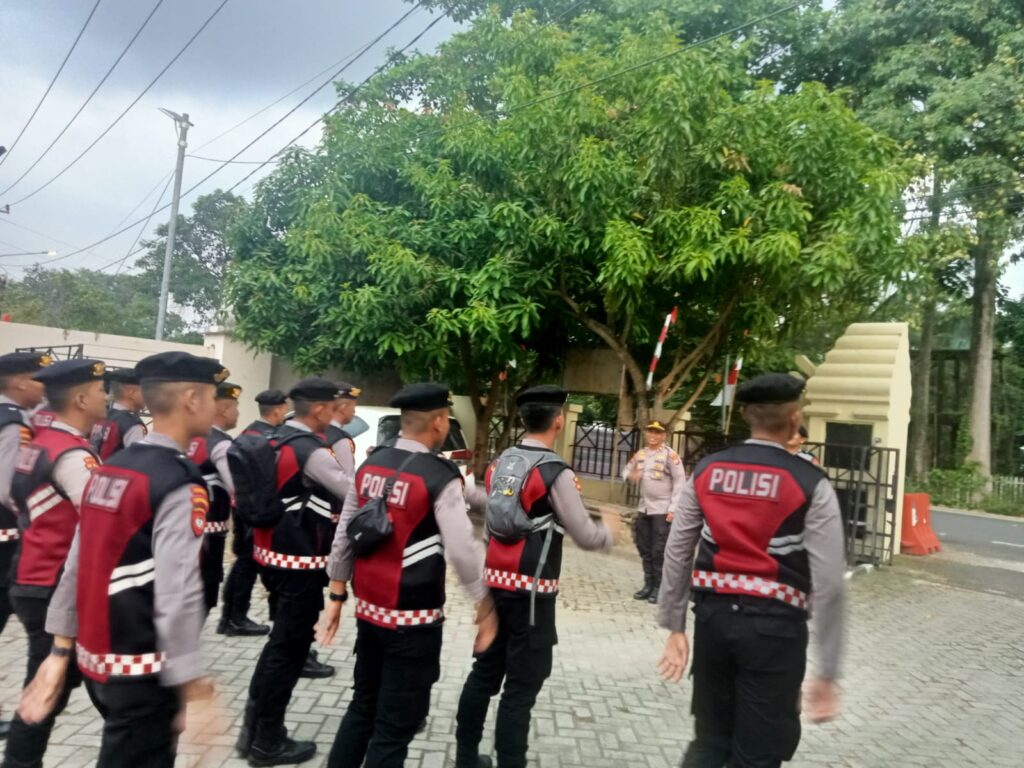 Kapolsek Carita IPTU Turip Pimpin Apel Konsolidasi Personil BKO Dit Samapta Polda Banten 3 WhatsApp Image 2024 08 11 at 06.06.14