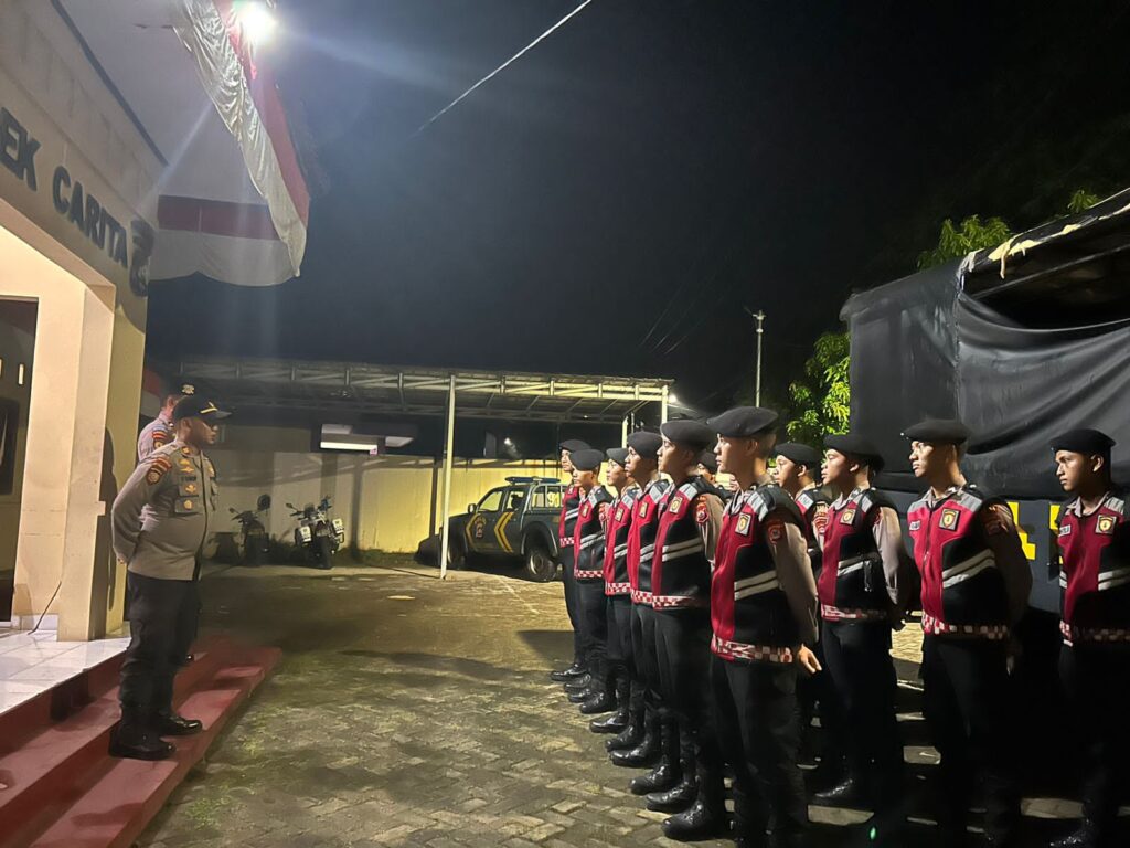 Kapolsek Carita IPTU Turip Pimpin Apel Malam untuk Patroli KRYD 5 WhatsApp Image 2024 08 11 at 06.11.39